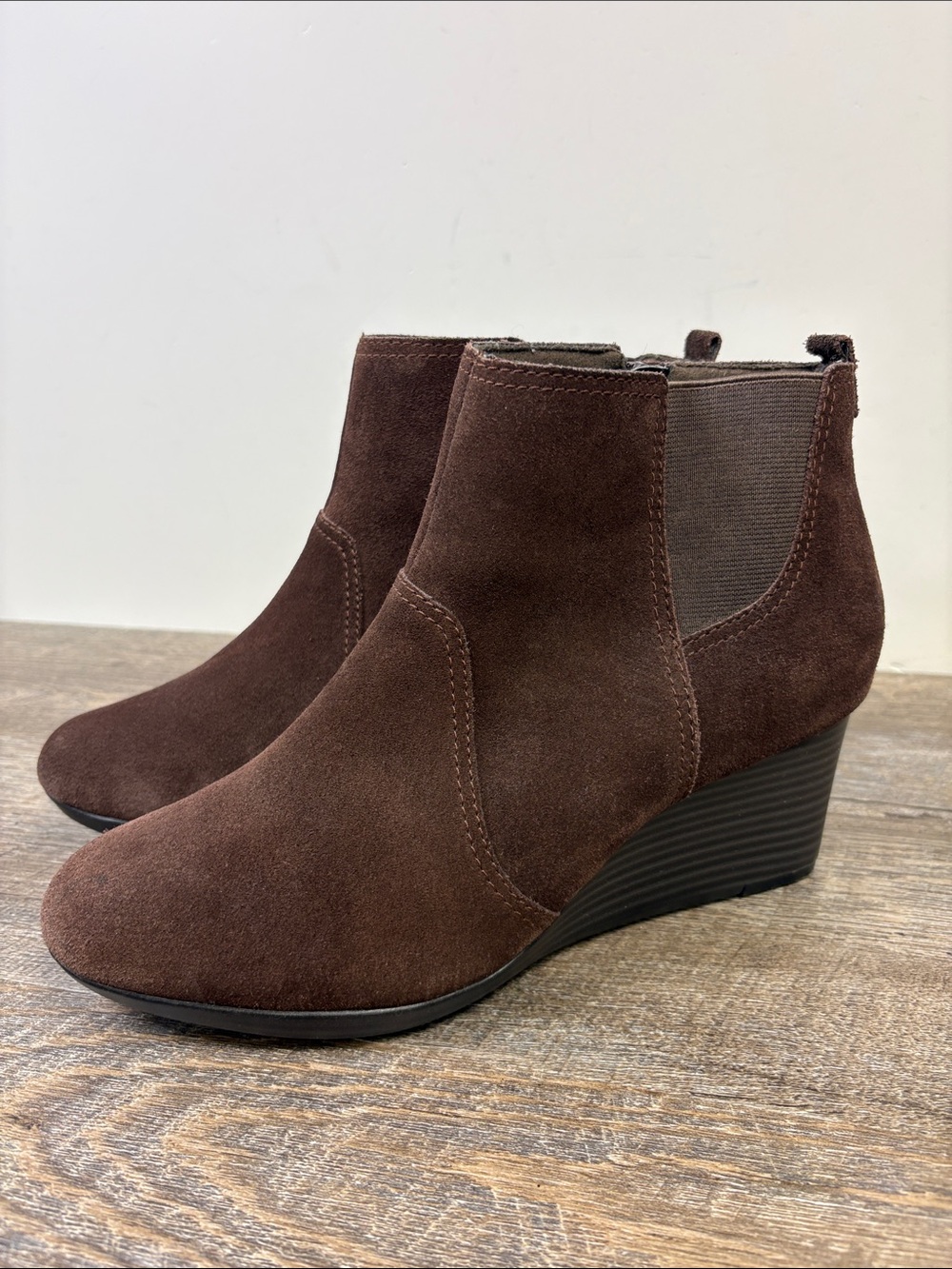 Clarks Collection Brown Suede Wedge Chelsea Ankle Boots Size 8 Wide